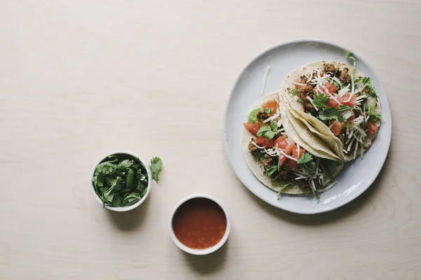 Klassiska amerikanska marken nötkött mjuka Tacos Stockbild