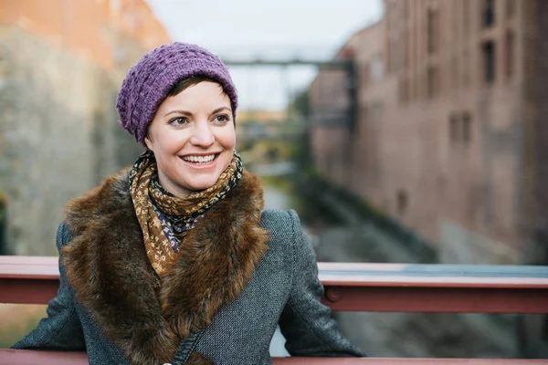 Portrait Femme Caucasienne Souriante Tête Les Épaules Tournées Vers Extérieur — Photo