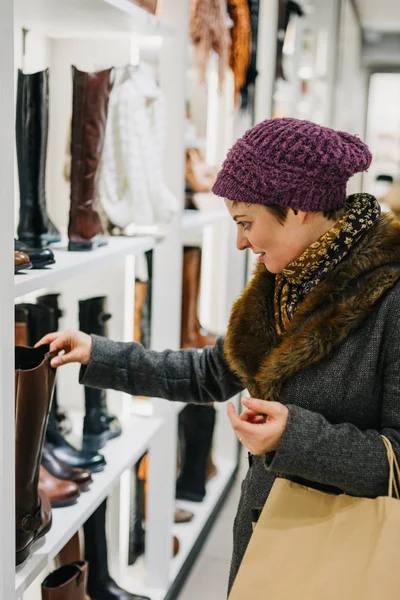Blanke Vrouw Winter Kleding Winkelen Voor Schoenen Een Boetiek Schoenenwinkel — Stockfoto