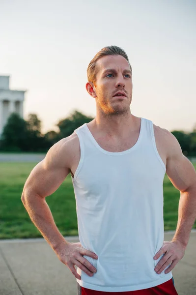 Knappe Blanke Man Portret Terwijl Rusten Tijdens Een Training Buiten — Stockfoto