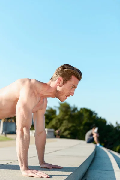 Fit Caucasian Man Doing Pushups Intense Outdoor Morning Work Out — Stock Photo, Image