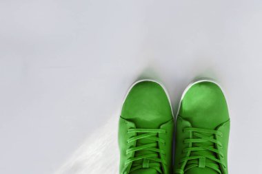 Beyaz arka planda yeşil kış ayakkabıları, yakın plan. kopyala