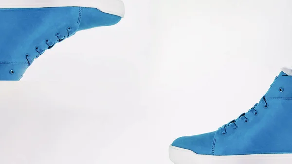 Zapatillas unisex azul sobre fondo gráfico blanco y sombra dibujada a mano desde arriba, planas —  Fotos de Stock