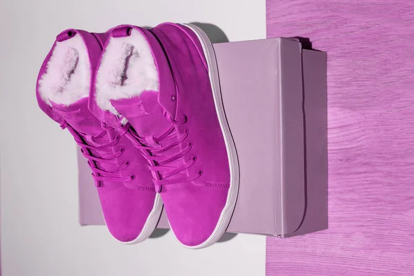 Zapatillas de deporte calientes jóvenes de color rosa están en la caja, entrega de la tienda en línea —  Fotos de Stock