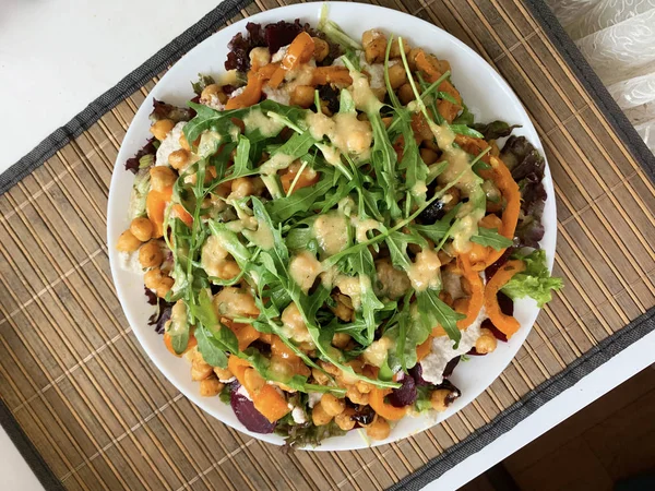 配上烤胡椒、鹰嘴豆、腰果酱和香草的热沙拉。 概念-健康饮食食物 — 图库照片