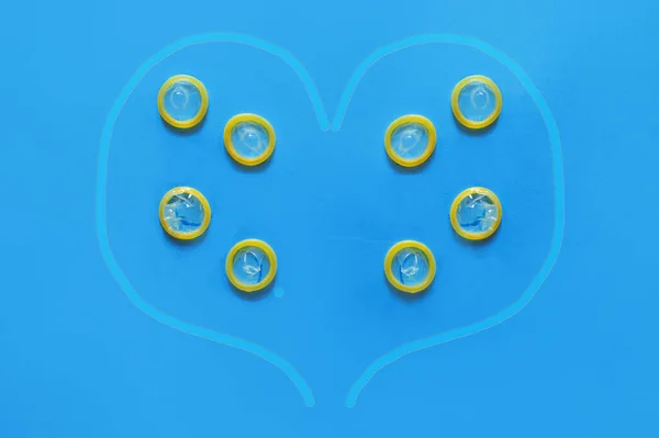 Preservativos dentro del corazón. Concepto - Relaciones de Amor Seguro — Foto de Stock