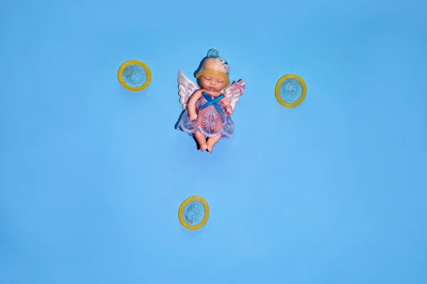 Grupo Condones Sobre Fondo Azul Maqueta Con Una Muñeca Que — Foto de Stock