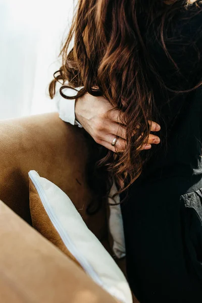 Een Man Streelt Het Haar Van Zijn Minnares Een Hotelkamer — Stockfoto