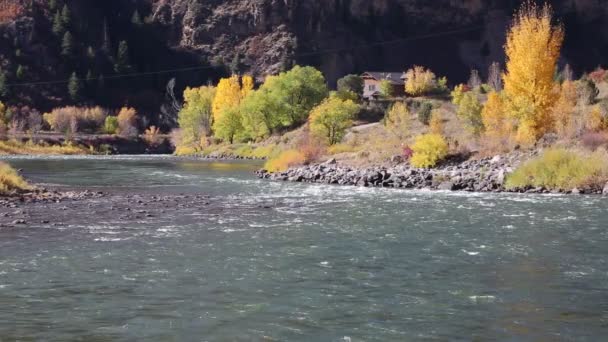 Wandelen op de Colorado rivier — Stockvideo