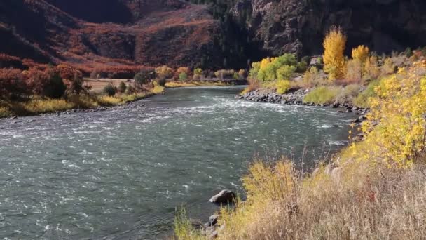 Podzimní barvy na řece Colorado, — Stock video