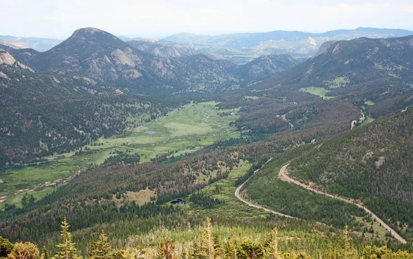 Estrada em montanhas rochosas — Fotografia de Stock