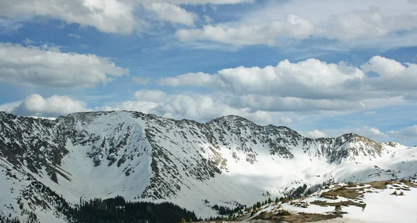 Nubes y montañas — Foto de Stock