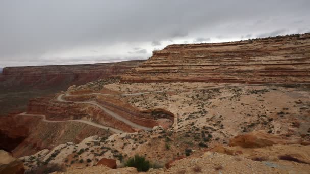 Λευκό αυτοκίνητο οδήγηση κάτω Moki Dugway — Αρχείο Βίντεο