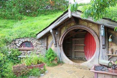 Hobbit evi açık kapı ile