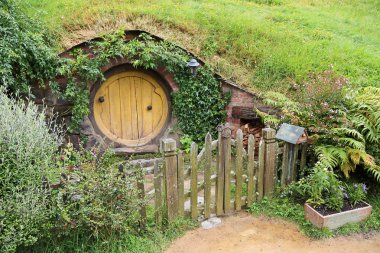 Hobbit evi sarı kapı ile