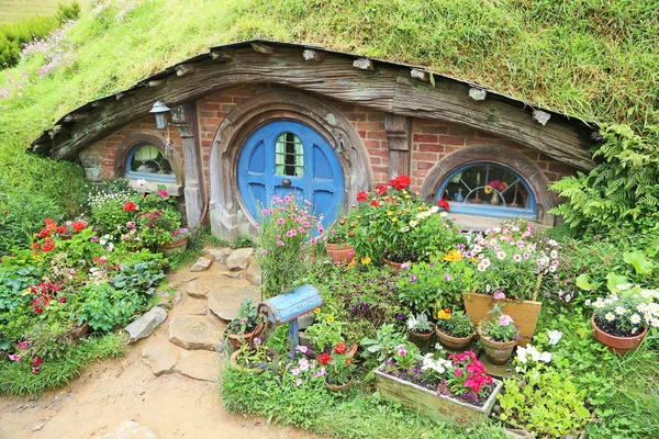 Hobbit dom z niebieskie drzwi — Zdjęcie stockowe