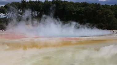 Dumanı tüten şampanya Havuzu