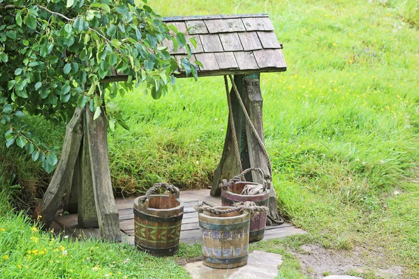 Oude goed en houten emmers — Stockfoto