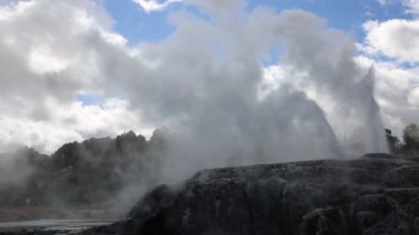 Pohutu ve Te Tohu geysers
