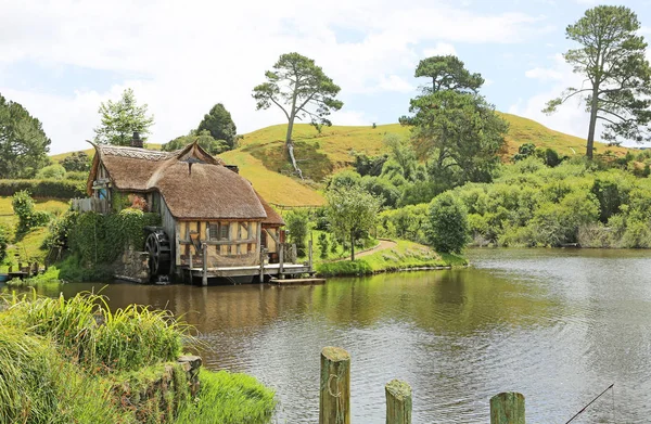 Mill house göl kenarında — Stok fotoğraf