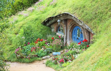 Hobbit evine çiçek giriş