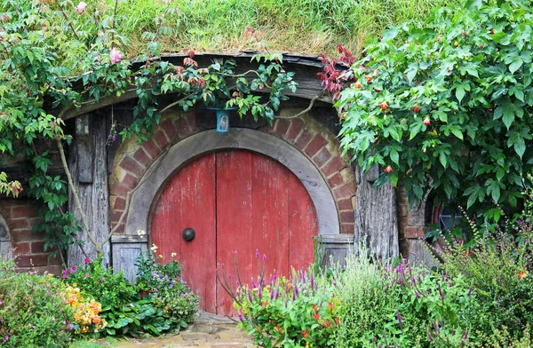 Rote Tür zum Hobbit-Haus — Stockfoto