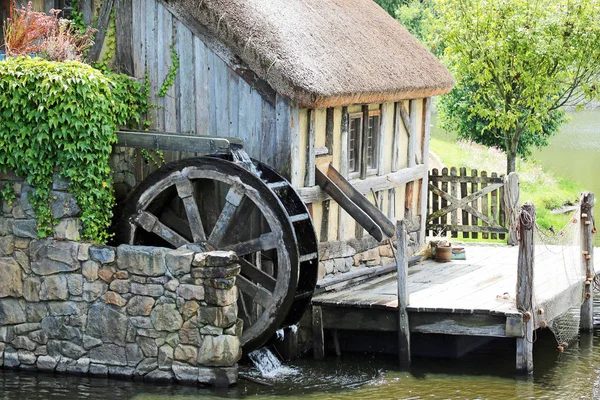 Mill koło domu — Zdjęcie stockowe