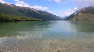 Rotoiti kıyı üzerinde