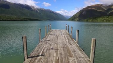 Rotoiti üzerinde uçan kuşlar