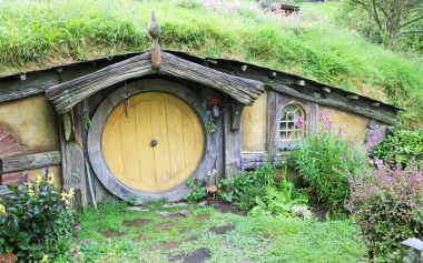 Hobbit sığınağın sarı kapı ile