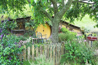 Bahçe ve Hobbit sığınağın