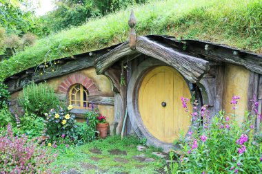 Çiçekler ve Hobbit sığınağın