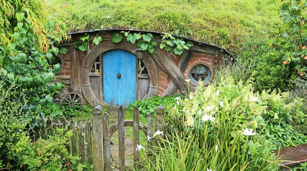 Hobbit sığınağın mavi kapı ile