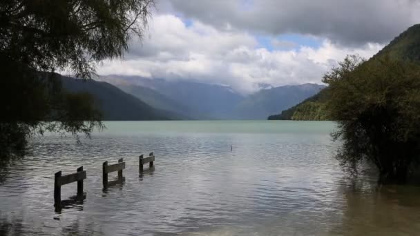 Nubes sobre el lago Rotoroa — Vídeo de stock