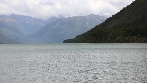 Озеро и горы — стоковое видео