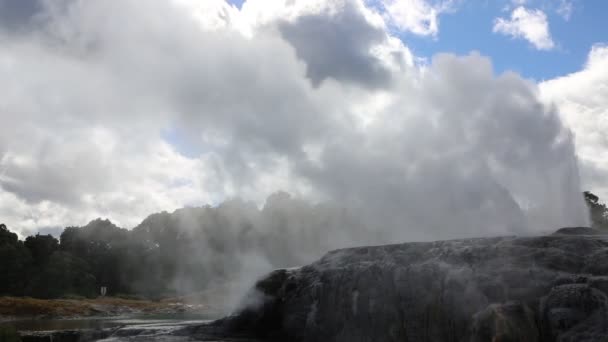 Erupción bajo las nubes — Vídeo de stock