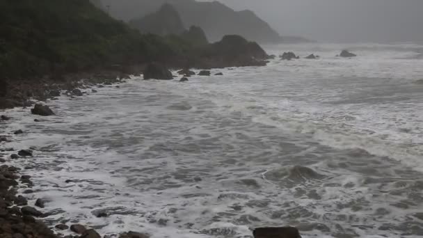 Rock negro y olas — Vídeos de Stock