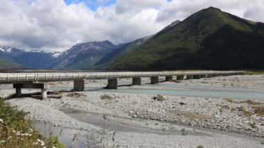 Waimakariri Nehri üzerinde köprü