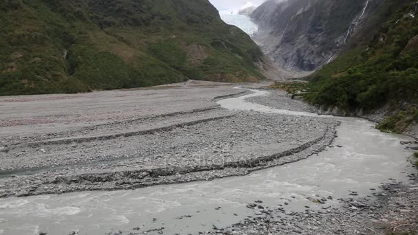 Franz Josef gletsjer creek — Stockvideo