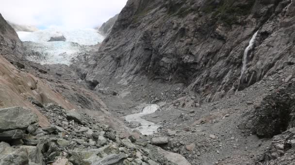 Hieronder de Franz Josef-gletsjer — Stockvideo
