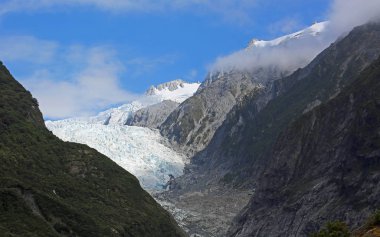 Cliffs Franz Josef glacier çevresinde