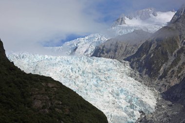 Franz Josef glacier üzerinde bulutlar