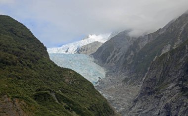 Franz Josef Glacier üzerinde uçan helikopter