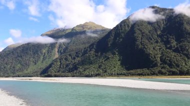 Güney Alpler'in Haast Nehri üzerinde