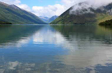 Rotoiti gölde yansıyan gökyüzü