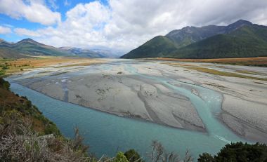 Geniş Waimakariri Nehri Vadisi
