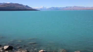 Pukaki Gölü'nün mavi su