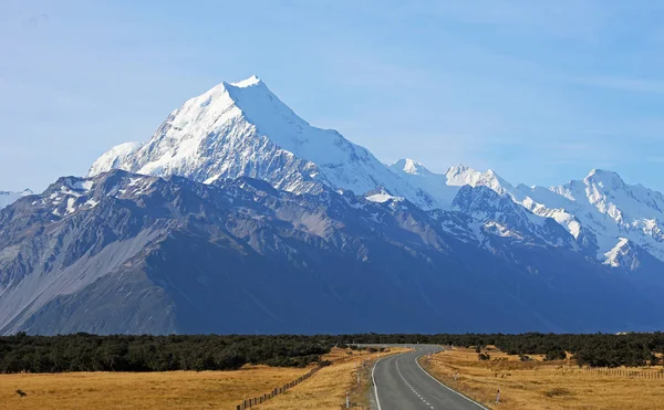 Mt Cook e estrada — Fotografia de Stock