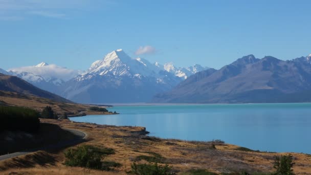 Mt Cook, carretera y lago — Vídeo de stock