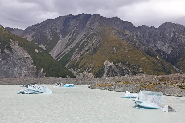 Isberget på Tasman Glacier Lake — Stockfoto